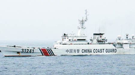 疑似搭載機關炮的中國「海警31241」船，在釣魚島附近海域巡航。（互聯網圖片）