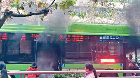 巴士起火冒出濃煙，乘客倉皇逃生。（互聯網圖片）