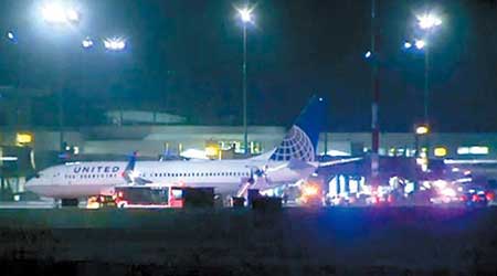 涉事聯合航空客機降落在溫哥華國際機場。（互聯網圖片）