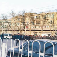 大批警察於北京中紀委前把守。（互聯網圖片）