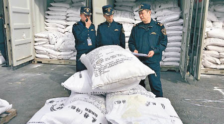 海關人員查獲過萬噸大米粗粉。（互聯網圖片）