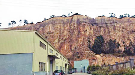 大環村一處岩石峭壁下建有數間工廠。（互聯網圖片）