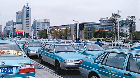 網傳東莞有大批的士司機罷工。