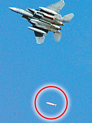 B61-12由戰機投下（紅圈示）。（美國空軍圖片）