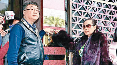 邱毅（左）與林秀娟（右）到地檢署控告蔡英文。（中時電子報）