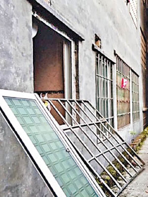 失竊單位的窗戶連同防盜網被賊人拆下，再入屋搜掠。（互聯網圖片）