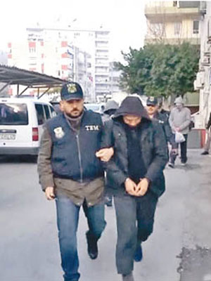 土耳其在安塔利亞拘三名俄羅斯人。（電視畫面）
