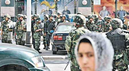新疆多次發生恐襲事件，當地加強警力巡邏。