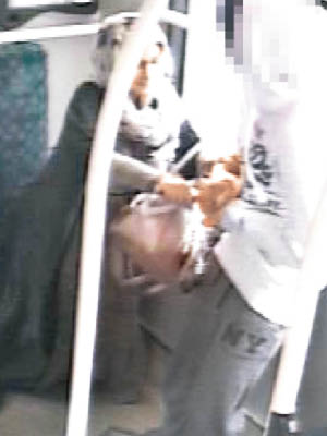 一名戴頭巾的亞裔女子用八吋長利刀襲擊。