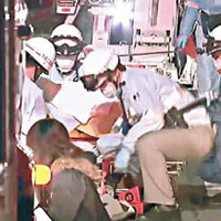 救護員即場為傷者施救。