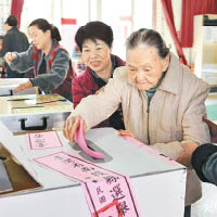 百歲高齡的曾洪長亦出門投票。（中時電子報圖片）