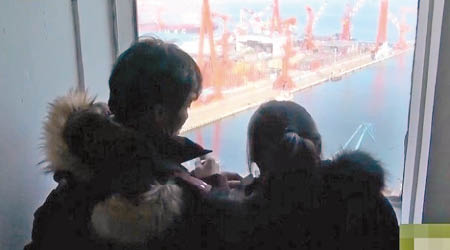 南韓KBS電視台攝製隊登上大連港對面的大樓拍攝航母。（互聯網圖片）