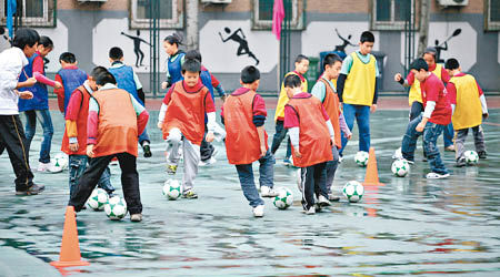 中國近年致力發展校園足球。（互聯網圖片）
