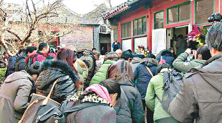 每年趙紫陽死忌均有大批民眾到其北京故居悼念。（資料圖片）