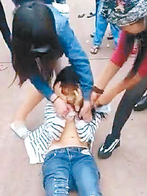 受害少女躺在地上無力反抗。