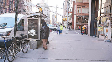 全球首個公眾自慰亭設於紐約一條街道上。（互聯網圖片）