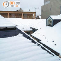 窗外的屋頂堆滿積雪。（受訪者提供）