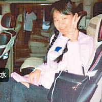 陳偉霆女粉絲獲保母車司機協助，坐在保母車內拍照。