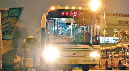 上海有司機以巴士接載電召客。