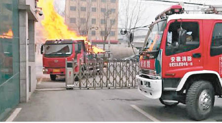 司機將起火的貨車駕到消防局求助。（互聯網圖片）