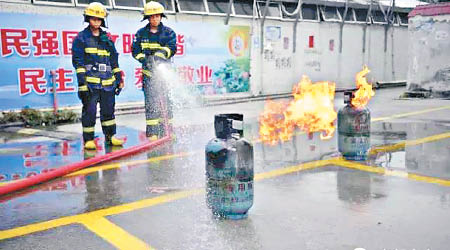 消防員向煤氣罐射水滅火。（互聯網圖片）