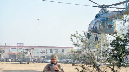 大批軍警到場戒備。