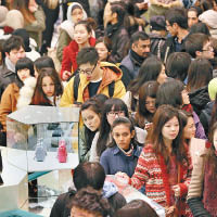 有從事代購的留學生認為，常常要外出購物影響學業。（資料圖片）