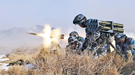 解放軍海軍陸戰隊在新疆舉行寒訓。（中新社圖片）