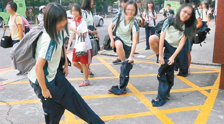 台中女中學生去年在升旗禮穿運動短褲抗議。