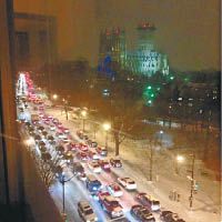 暴風雪導致交通擠塞。（互聯網圖片）