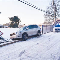 有車輛在雪地上失事。（互聯網圖片）