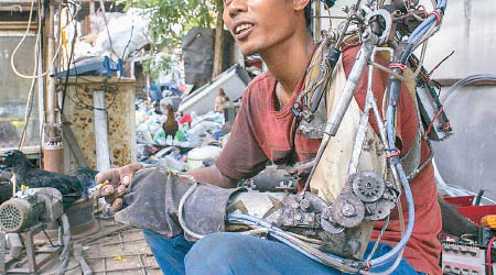 蘇馬達納以廢棄金屬製造出鋼鐵手臂。（互聯網圖片）