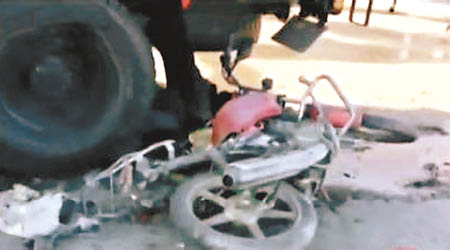 官媒公布新疆烏什襲擊事件後現場電單車殘骸。