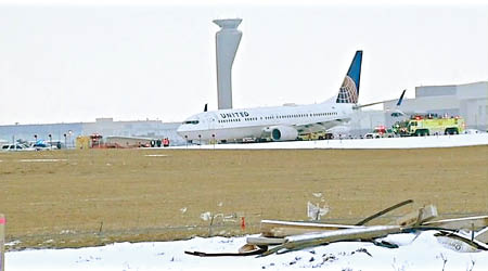 聯合航空客機降落時滑出跑道。（互聯網圖片）