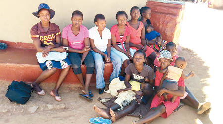 津巴布韋有不少女童在未成年時被迫嫁人。（人權監察組織圖片）