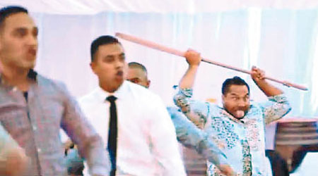 兄弟團所跳的哈卡舞原本是毛利人在作戰時用來嚇倒敵人。（互聯網圖片）