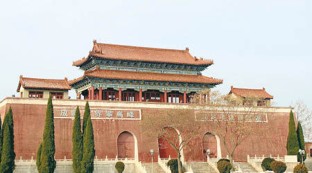 山寨版 <br>「魯版天安門」（圖）驟眼看來像北京天安門城樓。（互聯網圖片）