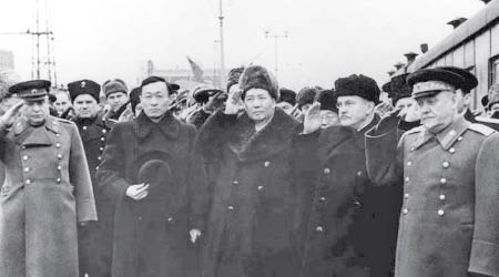 毛澤東（中）於一九四九年十二月曾訪問莫斯科，據悉其糞便曾被蘇聯特工分析。（互聯網黑白圖片）