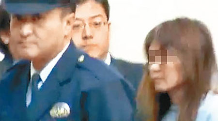 東京警方逮捕涉嫌參與「新型搶劫」的中國籍女子。（電視畫面）