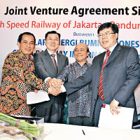 中國代表去年十月與印尼代表簽署高鐵項目協議。