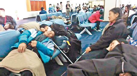 滯留旅客大多只能在候機廳的長椅上休息。（互聯網圖片）