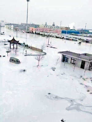 大量白色液體往工廠外湧，有車輛被淹沒。（互聯網圖片）