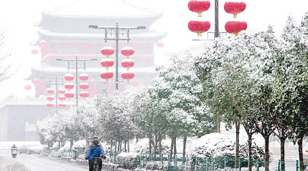 第二波寒流襲到前，西安再度落雪。（中新社圖片）