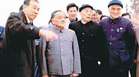 一九八四年，袁庚（左一）陪同鄧小平視察蛇口工業區。（互聯網圖片）
