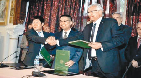 阿爾及利亞及中國兩方企業代表簽署港口建設意向書。（互聯網圖片）