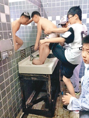 大陸遊客在洗手台上洗腳。（互聯網圖片）