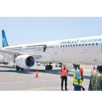 客機折返摩加迪沙機場緊急降落，機艙明顯爆出大洞。（互聯網圖片）