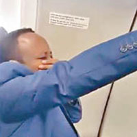 有片段拍到一名乘客嚇得用手掩臉。（電視畫面）
