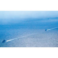 哈爾濱艦（右）、煙台艦（左）周二被日方跟蹤拍攝。（互聯網圖片）