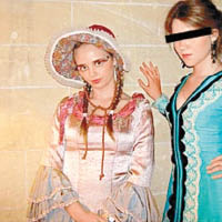 瑪麗亞（左）穿上十九世紀的歐洲服飾。
